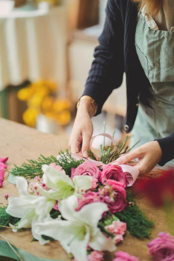 Housewarming Gifting Is Super Easy, Even Just Flowers Is Okay